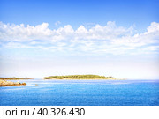 Каменистый берег острова на пути к острову Клеопатры, Эгейское море, Мармарис, Турция (2022 год). Стоковое фото, фотограф Baturina Yuliya / Фотобанк Лори