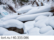 Footpath in winter taiga forest under heavy snow along Tevenek river on the bank of Teletskoe lake. Altai. Стоковое фото, фотограф Сергей Пристяжнюк (Serg Zastavkin) / Фотобанк Лори