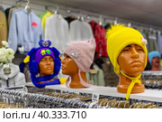 Mannequins of women's heads in funny hats in a cheap store. Tastelessness, addiction to shopping. Women's Day. Стоковое фото, фотограф Алла Чесноковва / Фотобанк Лори