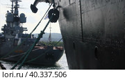 Военный корабль с развевающимся Андреевским флагом на корме пришвартован у стенки (2016 год). Редакционное видео, видеограф Цыбин Вадим / Фотобанк Лори