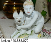 Фарфоровая статуэтка "Юный пограничник с собакой" (Мальчик с овчаркой). Серия "Счастливое детство". СССР, выпуск 1959 года. (2019 год) Редакционное фото, фотограф Сергей Елизарьев / Фотобанк Лори