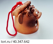 Глиняный колокольчик в виде смешной головы для игры ребенка. на белом фоне. Стоковое фото, фотограф Сергей Елизарьев / Фотобанк Лори