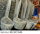 Фрагмент деревянной братины с ковшами. Братина - сосуд для питья. Народное ремесло. Россия. Крупный план. Стоковое фото, фотограф Сергей Елизарьев / Фотобанк Лори