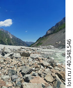 Ущелье по дороге на ледник в горах Кавказа (2021 год). Редакционное фото, фотограф Юлия Кваскова / Фотобанк Лори
