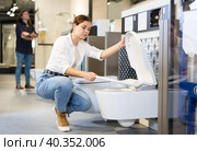 Woman looking to buy new toilet in harware store. Стоковое фото, фотограф Яков Филимонов / Фотобанк Лори