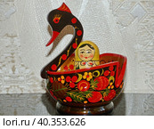 Яркий хохломской ковш в виде птицы и семеновская матрешка. Хохлома — старинный русский народный промысел XVII века. Традиционные элементы Хохломы – красные сочные ягоды рябины и земляники. (2019 год) Редакционное фото, фотограф Сергей Елизарьев / Фотобанк Лори