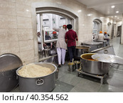 Приготовление еды для паломников в храме Gurudwara Sri Bangla Sahib (Нью Дели, Индия) (2023 год). Редакционное фото, фотограф Максим Гулячик / Фотобанк Лори