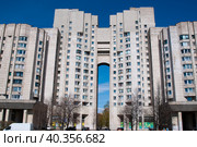 Жилой дом на Новосмоленской набережной, 1.Один из самых длинных домов Санкт-Петербурга.Строительство велось в 1983—1986 годах (2023 год). Редакционное фото, фотограф Татьяна Шикова / Фотобанк Лори
