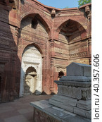 Парк Qutub Minar в Дели (Индия): мавзолей Iltutmish (2023 год). Редакционное фото, фотограф Максим Гулячик / Фотобанк Лори