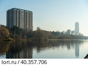 Вид на жилой комплекс «Дом Серебряного бора» и другие здания города Москвы, на берегу Москвы-реки (2021 год). Редакционное фото, фотограф Александр К / Фотобанк Лори