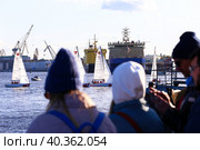 Открытие Летнего туристического сезона в Санкт-Петербурге. Регата парусных судов у Благовещенского моста в акватории реки Невы. (2023 год). Редакционное фото, фотограф Евгений Кашпирев / Фотобанк Лори
