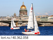 Открытие Летнего туристического сезона в Санкт-Петербурге. Регата парусных судов у Благовещенского моста в акватории реки Невы. (2023 год). Редакционное фото, фотограф Евгений Кашпирев / Фотобанк Лори