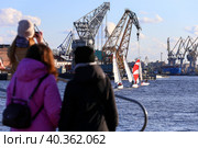 Открытие Летнего туристического сезона в Санкт-Петербурге. Регата парусных судов у Благовещенского моста в акватории реки Невы. (2023 год). Редакционное фото, фотограф Евгений Кашпирев / Фотобанк Лори