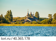 Часовня Успения Божией Матери из деревни Васильево. Остров Кижи. Вид с воды. Летний солнечный вечер. Редакционное фото, фотограф Сергей Цепек / Фотобанк Лори