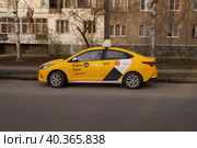 Желтый легковой автомобиль Яндекс Такси на обочине городской дороги. Редакционное фото, фотограф Сергеев Валерий / Фотобанк Лори