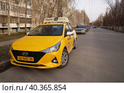 Желтый легковой автомобиль Яндекс Такси на обочине городской дороги. Редакционное фото, фотограф Сергеев Валерий / Фотобанк Лори