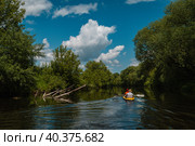 Туристы, плывущие на байдарке по реке в ясную погоду. Стоковое фото, фотограф Катя Полякова / Фотобанк Лори