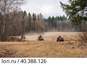 Travelers on quad bikes in early spring forest landscape (2023 год). Редакционное фото, фотограф Евгений Харитонов / Фотобанк Лори