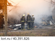 The work of firefighters on fire. Fighting fire in case of a building fire. Стоковое фото, фотограф Александр Поташев / Фотобанк Лори