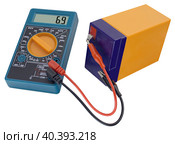 Тестирование аккумуляторной батареи цифровым мультиметром. Testing an acid rechargeable battery with a measuring instrument. Стоковое фото, фотограф Татьяна Д / Фотобанк Лори