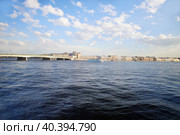 Cityscape with Cruise Boat on Neva River. St. Petersburg. (2022 год). Стоковое фото, фотограф Виктория Тельминова / Фотобанк Лори