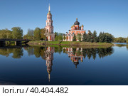 Старинный Воскресенский собор  с отражением теплым майским утром. Старая Русса (2023 год). Стоковое фото, фотограф Виктор Карасев / Фотобанк Лори