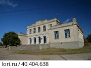 Mysovoye village, Crimea, Russia, October 14, 2022: Mysovskaya rural library-branch No. 22 on Shkolnaya street. Редакционное фото, фотограф Алексей Антипов / Фотобанк Лори