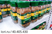 Coffee Jacobs Monarch on the shelf at the grocery store (2020 год). Редакционное фото, фотограф FotograFF / Фотобанк Лори