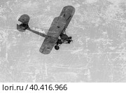 Ретро российский самолет Поликарпов ПО-2 в голубом небе (2017 год). Редакционное фото, фотограф FotograFF / Фотобанк Лори