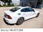 Volvo S60 возле офиса официального дилера (2020 год). Редакционное фото, фотограф FotograFF / Фотобанк Лори