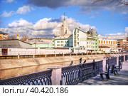 Высотка-небоскреб на Котельнической набережной и Водоотводный канал, Москва (2021 год). Стоковое фото, фотограф Baturina Yuliya / Фотобанк Лори