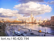 Высотка-небоскреб на Котельнической набережной и Москва-река, Москва (2021 год). Стоковое фото, фотограф Baturina Yuliya / Фотобанк Лори
