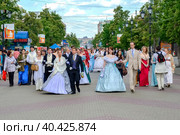 Праздник посвященный дню рождения А.С. Пушкина, красочное шествие по пешеходной улице Кировка г. Челябинска (2014 год). Редакционное фото, фотограф Александр Бушков / Фотобанк Лори
