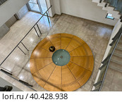 Foucault's pendulum in the academic building of the university (2023 год). Редакционное фото, фотограф Irina Opachevsky / Фотобанк Лори