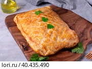 Puff pastry pie with filling served on wooden board. Стоковое фото, фотограф Оксана Чаюн / Фотобанк Лори