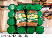 Кофе Jacobs Monarch на полке в супермаркете (2019 год). Редакционное фото, фотограф FotograFF / Фотобанк Лори