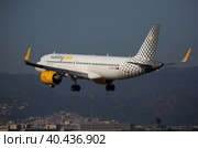 Vueling airbus EC-NAE landing in Barcelona-El Prat Airport (2020 год). Редакционное фото, фотограф Яков Филимонов / Фотобанк Лори
