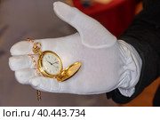 Рука в белой перчатке, держащая золотые карманные часы на черном фоне, крупным планом. Стоковое фото, фотограф Руслан Лесков / Фотобанк Лори