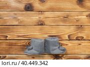 baby's bootee on wooden background. Стоковое фото, фотограф Сергей Толмачёв / Фотобанк Лори