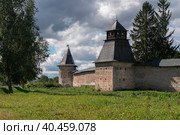 View of the wall of the Holy Dormition Pskov-Pechersk Monastery,  Izborskaya tower and Blagoveshchenskaya Tower on a sunny summer day, Pechory, Pskov region, Russia. Стоковое фото, фотограф Ula Ulachka / Фотобанк Лори