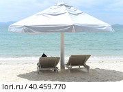 Umbrellas and chairs at Doc Let beach of Vietnam (2022 год). Стоковое фото, фотограф Татьяна Терехина / Фотобанк Лори