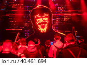 Молодые люди наблюдают за кибербитвой профессиональных хакеров и защитников городской информационной инфраструктуры в павильоне Standoff киберфестиваля Positive Hack Days в Парке Горького города Москвы, Россия (2023 год). Редакционное фото, фотограф Николай Винокуров / Фотобанк Лори