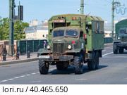 Старый советский грузовик ЗИЛ-175 на параде ретротранспорта солнечным майским днем. Международный транспортный фестиваль SPb TransportFest. Санкт-Петербург (2023 год). Редакционное фото, фотограф Виктор Карасев / Фотобанк Лори