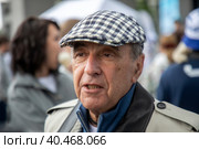 Адвокат Александр Добровинский дает интервью СМИ перед посадкой черешневых деревьев в рамках фестиваля искусств "Черешневый лес" в парке "Динамо" у ВТБ Арены в Москве, Россия (2023 год). Редакционное фото, фотограф Николай Винокуров / Фотобанк Лори