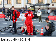 Велогонка La Strada Race. Медработники международной организации "Красный крест" помогают участнику гонки после падения. (2023 год). Редакционное фото, фотограф Евгений Кашпирев / Фотобанк Лори