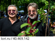 Бизнесмен, ресторатор Антон Табаков и актер Леонид Ярмольник во время высадки черешневых насаждений в парке "Динамо" в рамках фестиваля "Черешневый лес" в городе Москве, Россия (2023 год). Редакционное фото, фотограф Николай Винокуров / Фотобанк Лори