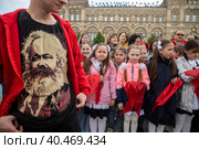 Октябрята готовятся стать пионерами на всероссийской торжественной линейке, посвященной Дню пионерии и приему в пионеры на Красной площади города Москвы, Россия (2023 год). Редакционное фото, фотограф Николай Винокуров / Фотобанк Лори