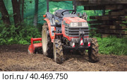 A remote-controlled minitractor loosens the soil for the lawn. Land works. Стоковое видео, видеограф Юрий Поздников / Фотобанк Лори