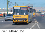 Венгерский автобус Икарус 283.00 на параде городского транспорта солнечным майский днем. Международный транспортный фестиваль SPb TransportFest (2023 год). Редакционное фото, фотограф Виктор Карасев / Фотобанк Лори