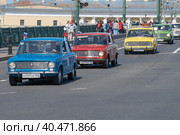 Советские автомобили "Жигули" ВАЗ-2101на параде ретротранспорта солнечным днем. Международный транспортный фестиваль SPb TransportFest. Санкт-Петербург (2023 год). Редакционное фото, фотограф Виктор Карасев / Фотобанк Лори